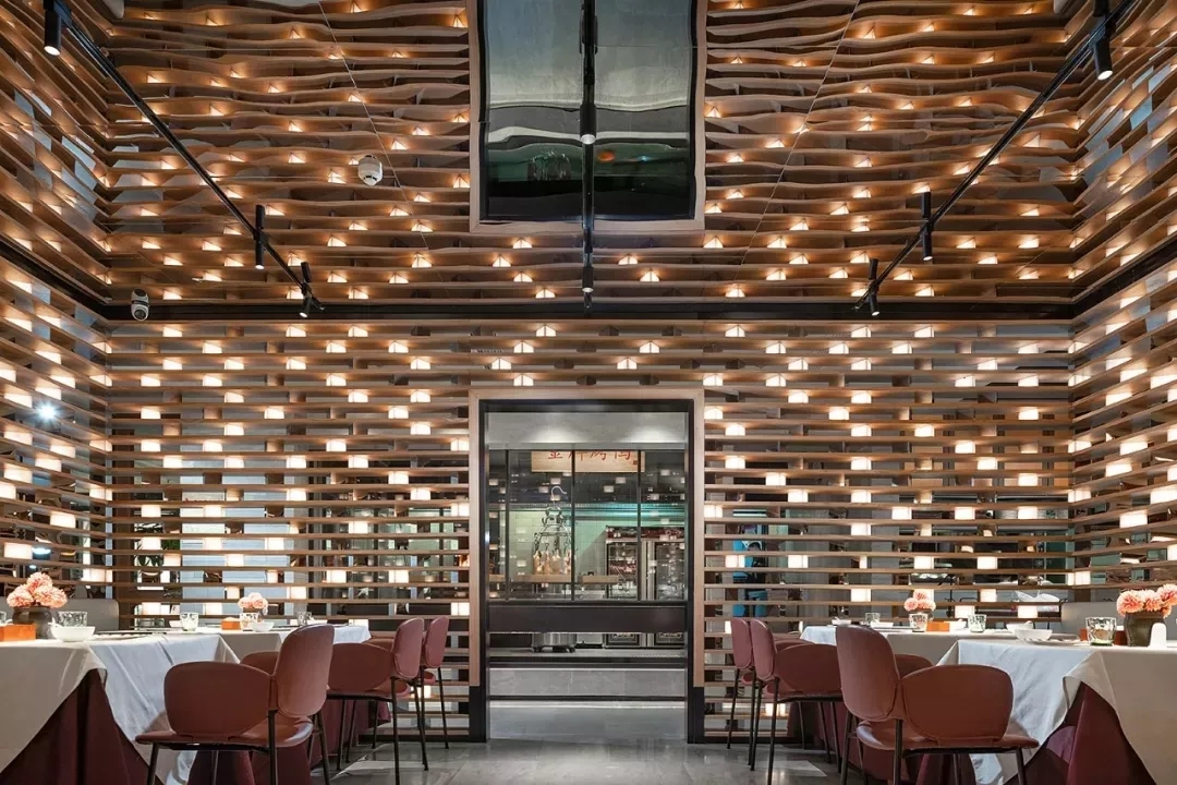 蜜雪冰城大鸭梨烤鸭店以全新的餐饮空间设计，冲破品牌桎梏，重塑品牌形象