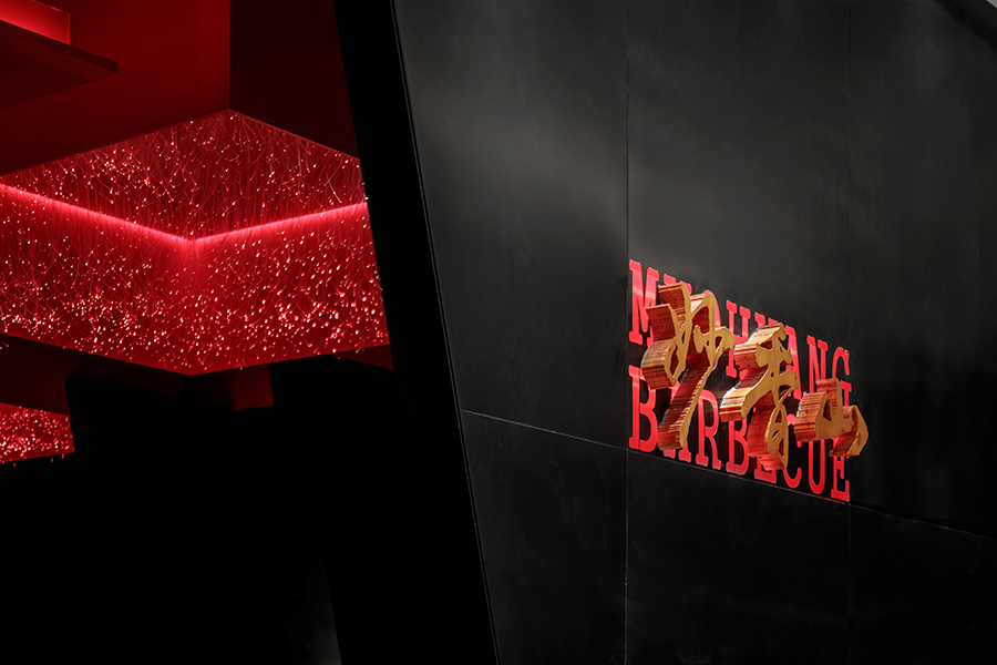 蜜雪冰城这家烤肉店的餐饮空间设计，俨然是红与黑的世界