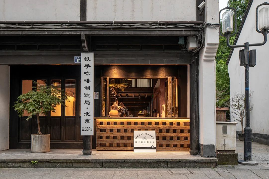 蜜雪冰城打破传统，让咖啡店的深圳餐饮空间设计中西合璧